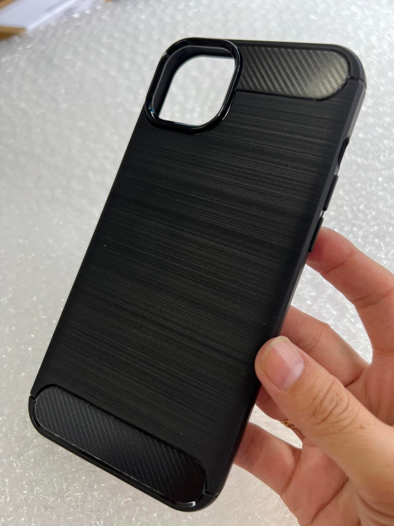 Ốp Lưng iPhone 14 Plus Chống Sốc Vân Carbon Cao Cấp Hiệu Likgus được làm bằng chất liệu TPU mền giúp bạn bảo vệ toàn diện mọi góc cạnh của máy rất tốt lớp nhựa này khá mỏng bên ngoài kết hợp thêm bên trên và dưới dạng carbon rất sang